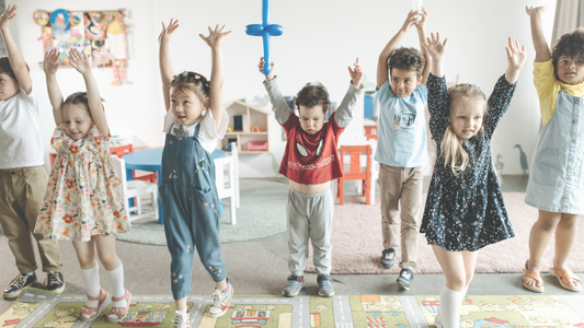 Niños y niños jugando 